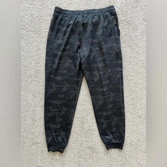 NWOT Vuori Womans Camo Performance Jogger with Dreamknit Fabric Size Medium